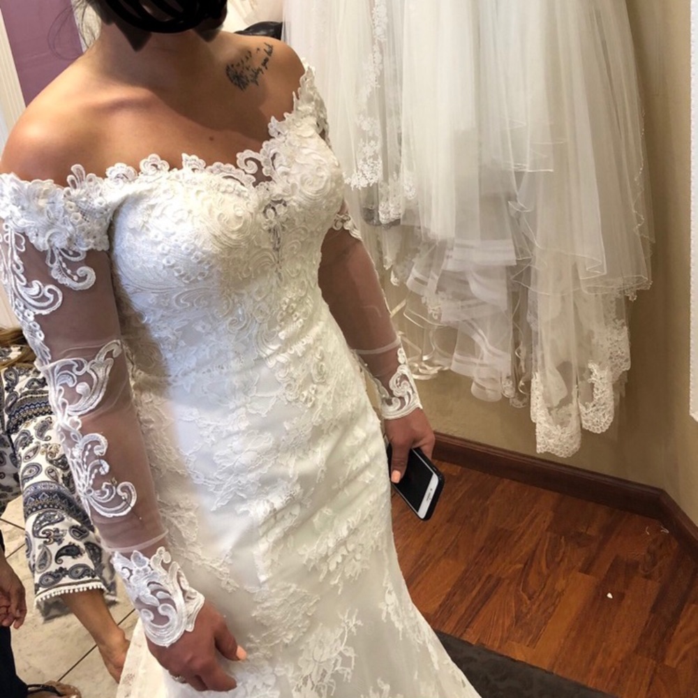 Brand new designer wedding dress w/ vail